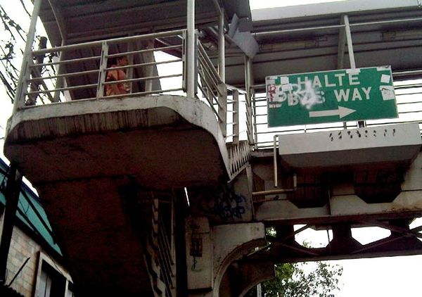 Halte Busway Penuh Coretan 