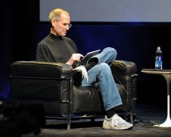 Steve Jobs Wafat, Baju Turtleneck Hitam Laris Manis