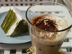 Hmm.... Yummy! Red Velvet dan Valrhona Iced Choco