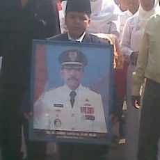 Sambut Bupati Dade Angga, Ratusan Pendukung Berdatangan ke Pendopo