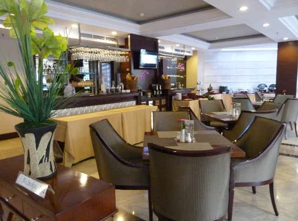 Steak dan Wine Suguhan Lieks Resto & Cafe