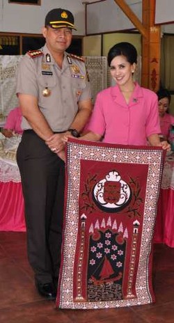 Miranti, Istri Kapolresta Pekanbaru yang Giat Membatik Sajadah Melayu 