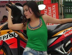 Seksinya Fatma Wati dengan Honda Blade