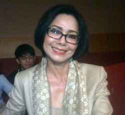 Poppy Dharsono Tegar Tabur Bunga di Pusara Moerdiono