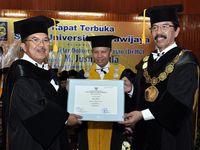 JK Terima Doktor HC dari Universitas Brawijaya