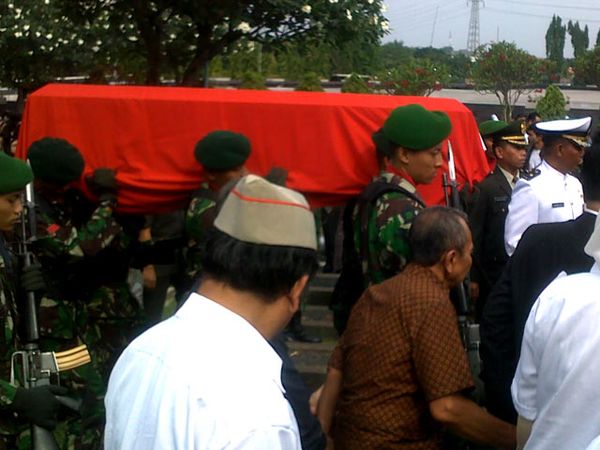 Jenazah Moerdiono Dimakamkan