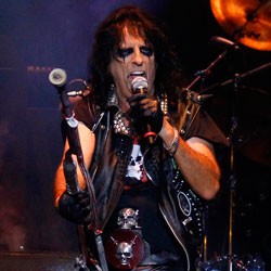 Ular, Raksasa & Hukuman Pancung di Konser Alice Cooper