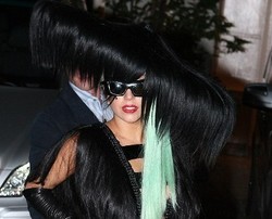 Lady Gaga Pakai Gaun dari Rambut