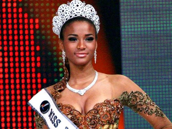Miss Universe 2011 Anggun Memakai Batik