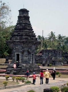 Pesona Candi Penataran di Bawah Lereng Gunung Kelud