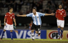 Hat-trick Higuain Bawa Argentina Libas Chile