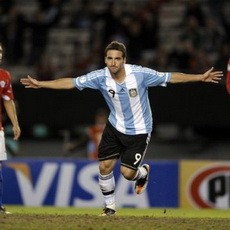 Hat-trick Higuain Bawa Argentina Libas Chile