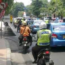 Raya Darmo Padat Jadi Tempat Finish Speedy Tour DIndonesia