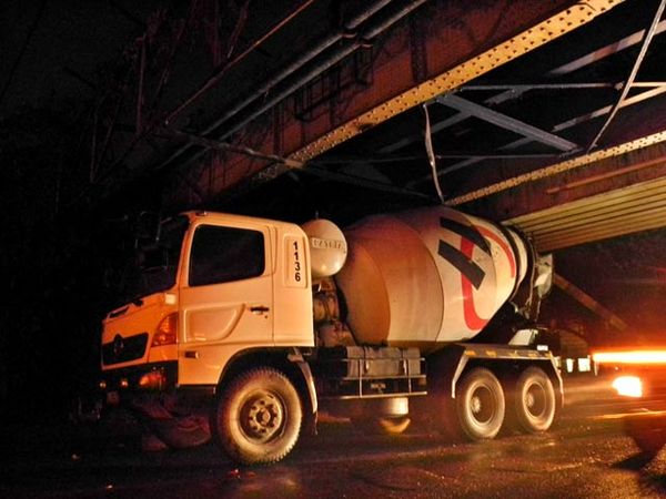 Truk Holcim Nyangkut di Kolong Rel Bintaro