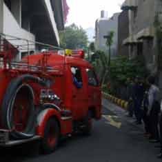 Petugas Damkar Kesulitan Cari Titik Api di Hotel Shangri-La