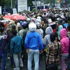 Tuntut Gaji Penuh, Puluhan Buruh di Singosari Blokir Jalan