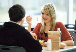 Makan Siang Bersama Lawan Jenis Bikin Lelaki Cepat Gemuk