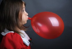 Inggris Larang Anak 8 Tahun ke Bawah Main Balon Sendirian