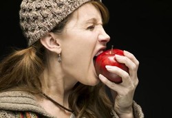 Menggigit Apel Lebih Merusak Gigi Daripada Minum Soda