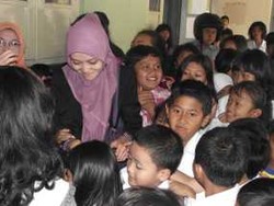 Vini, Si Ibu Guru Cantik Mengajar Lagi Setelah Dibui Gara-gara Pasir