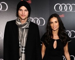 Demi & Ashton Berkemah di Tengah Rumor Perceraian