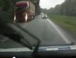 Melanggar Rambu Lalu Lintas, Mobil Audi Tabrak Mobil Polisi