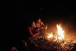 Sensasi Malam Dengan Api Unggun