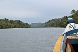 Mengikuti Arus Sungai Cikaso Dengan Perahu