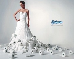 Wow, Ada Peragaan Busana dari Tisu Toilet