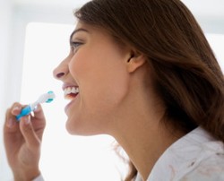 3 Cara Mengatasi Bau Napas Tidak Sedap