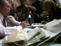 Puluhan Orang Serbu Lelang Barang Gratifikasi
