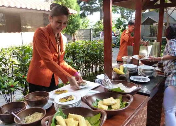 Menikmati Saung Ngebul di Gumilang