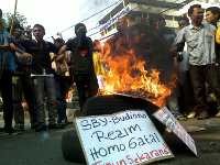 Mahasiswa Aksi Bakar Ban, Jl DI Panjaitan Arah Cawang Tersendat