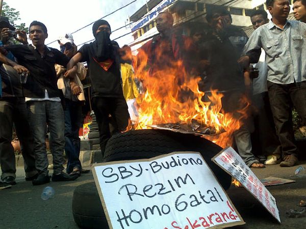 Demo SBY-Boediono, Mahasiswa Bakar Ban