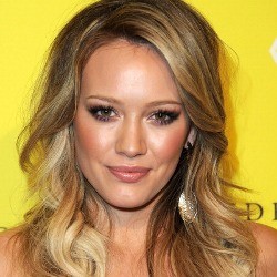 Hamil Bikin Hillary Duff Seperti Alien