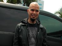 Gaya Serba Hitam Ahmad Dhani