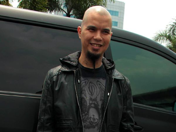 Gaya Serba Hitam Ahmad Dhani