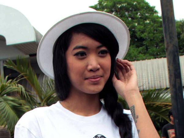 Widi Vierra Tampil dengan Topi Putih