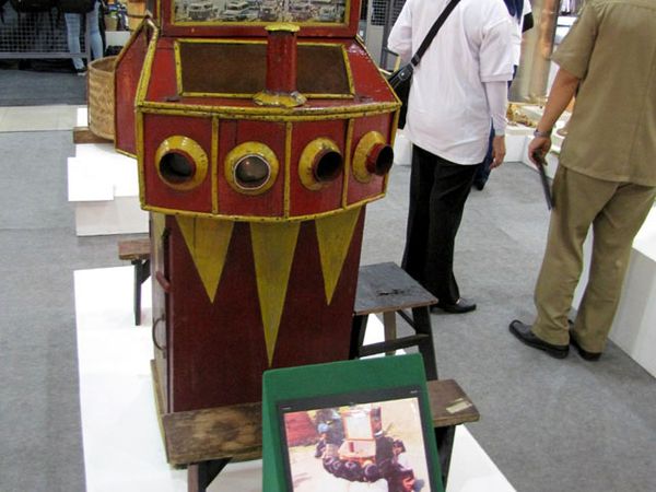 Tunil di Awi Goes to Mal