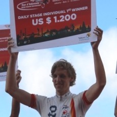 Vries Menang di Balapan yang Sulit