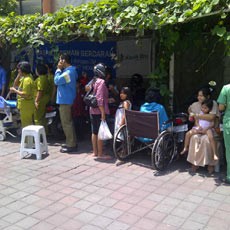 Pasien BIMC Denpasar Dievakuasi ke Halaman Parkir RS