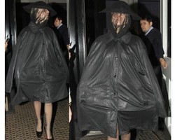 Lady Gaga Pakai Baju ala Kantong Sampah