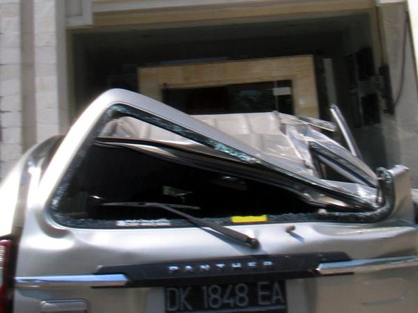 Gempa di Bali, Mobil Tertimpa Reruntuhan Bangunan
