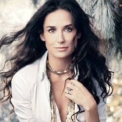 Suami Selingkuh, Demi Moore Masih Tersenyum Manis