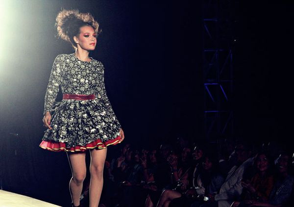 Lenggak-lenggok Selebriti di Atas Catwalk