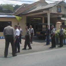 Tangan Kapolsek Bangorejo Belepotan Sambal Saat Terjadi Gempa