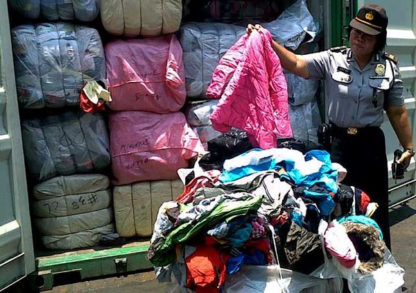 Polisi Amankan 16 Kontainer Pakaian Bekas