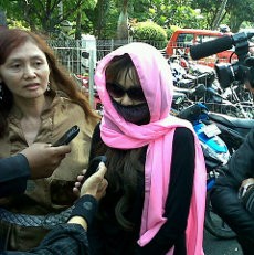 Gunakan Masker, NYL dan Saksi Datangi Polrestabes Bandung