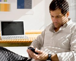 5 Alasan Pria Lebih Pilih BBM Ketimbang Menelepon