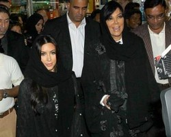 Wow, Kim Kardashian Mendadak Berkerudung